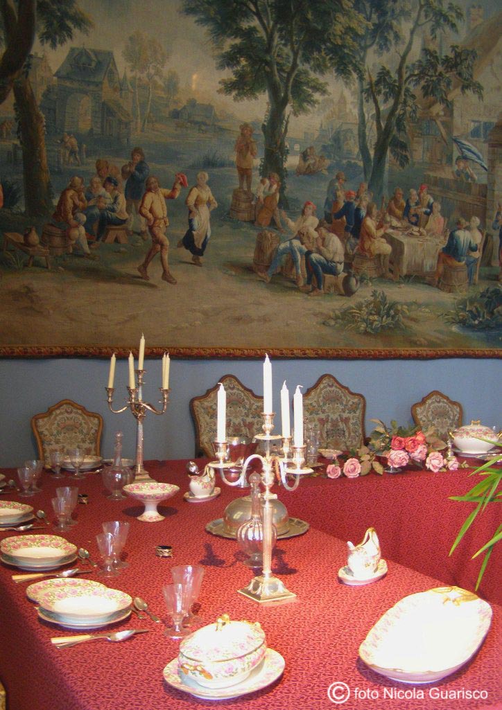 tremezzo, lago di como, villa carlotta, sala dell'arazzo di van der borght con la tavola apparecchiata per il pranzo, piatti e servizio d'epoca