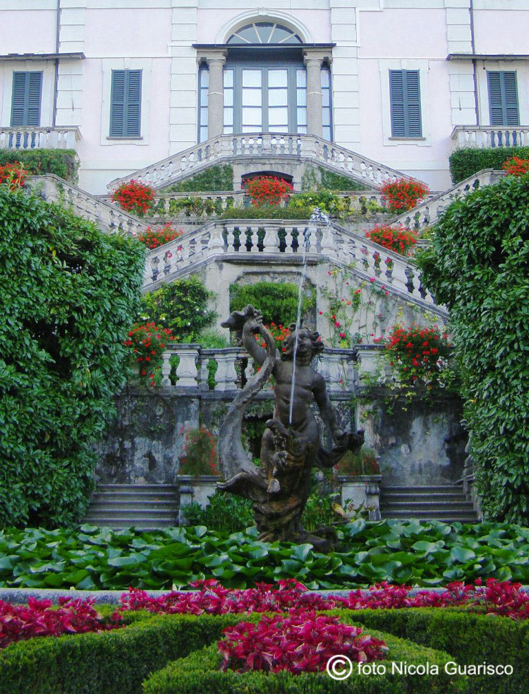 lago di como, tremezzo villa carlotta, fontana dell'ingresso con statua e ninfee con la scalinata principale sullo sfondo