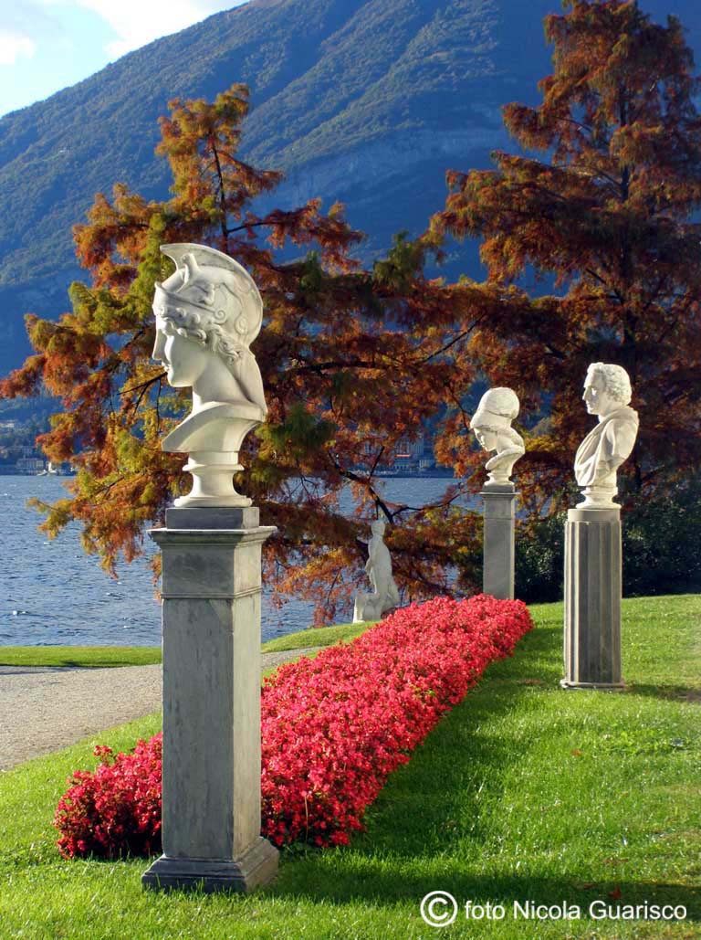 statue, busti e teste della roma antica e grecia, classicismo nel parco di villa melzi a bellagio sul lago di como