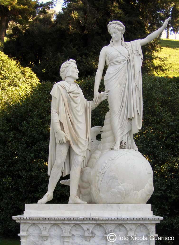 gruppo scultoreo di dante e beatrice in marmo statue nel parco di villa melzi a bellagio sul lago di como