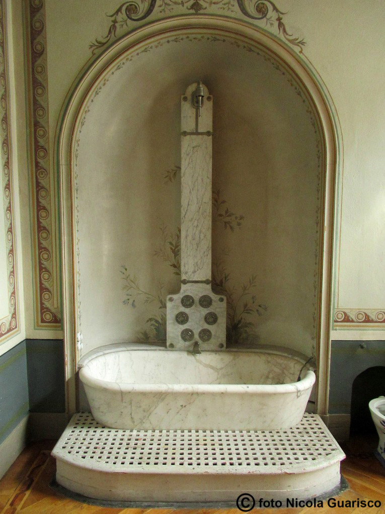 bagno padronale con vasca in marmo nelle sale interne di villa erba a cernobbio sul lago di como
