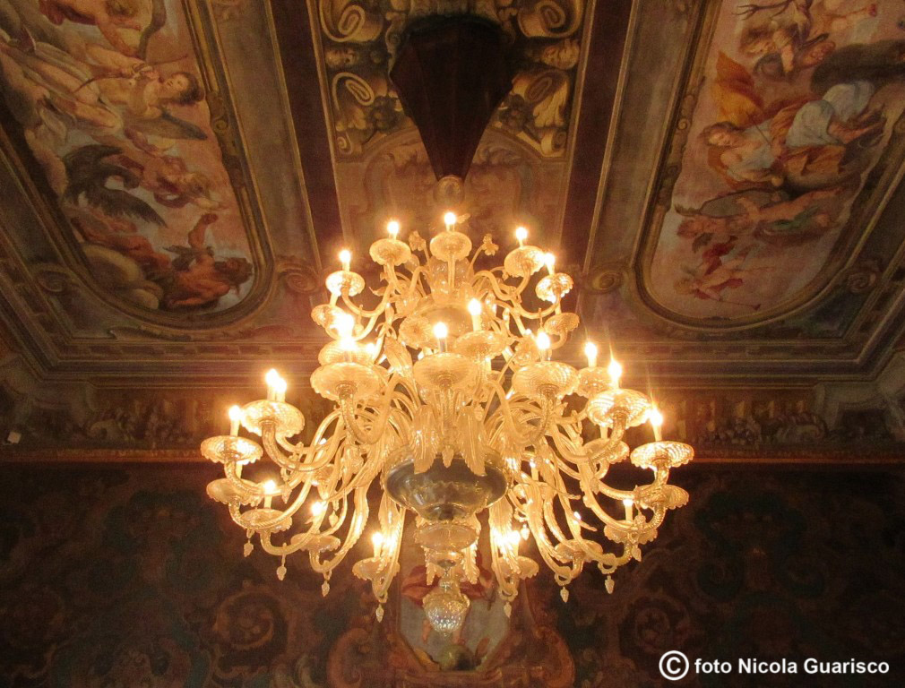 lampadario di cristallo in stile barocco nel salone interno di villa erba a cernobbio sul lago di como