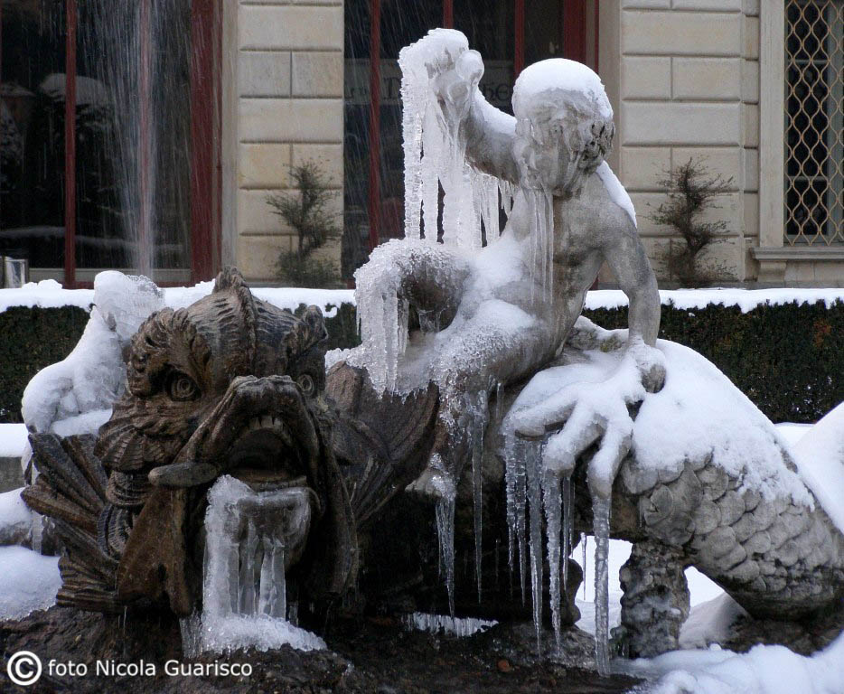fontana del parco di villa olmo sul lago di como gelata in inverno con stalattiti di ghiaccio