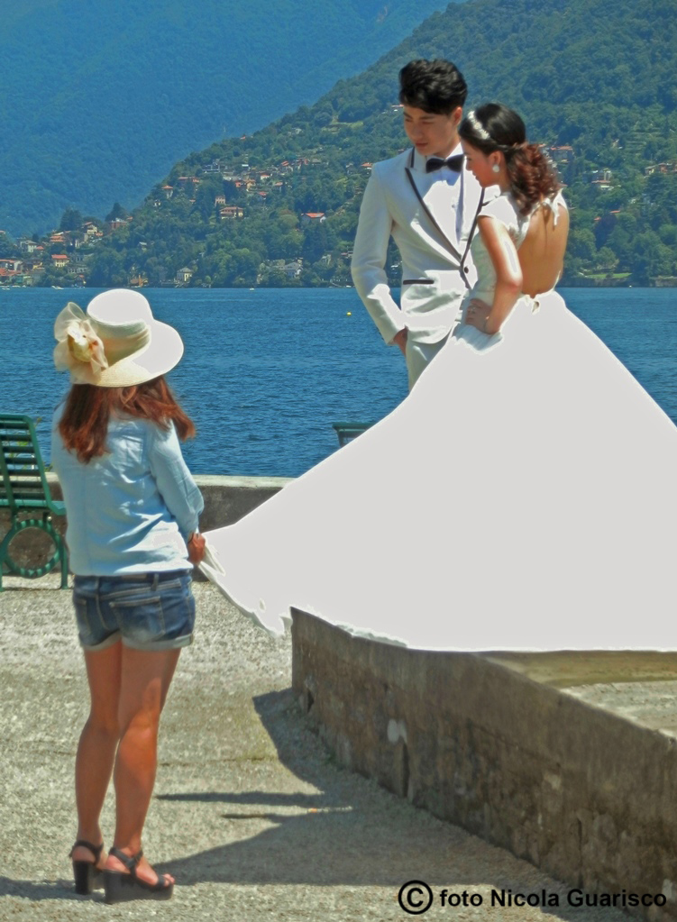 lago di como coppia di sposi nel parco di villa olmo in abito nuziale dopo il matrimonio
