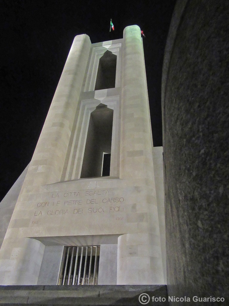 le scale del monumento ai caduti di como ideato da giuseppe terragni