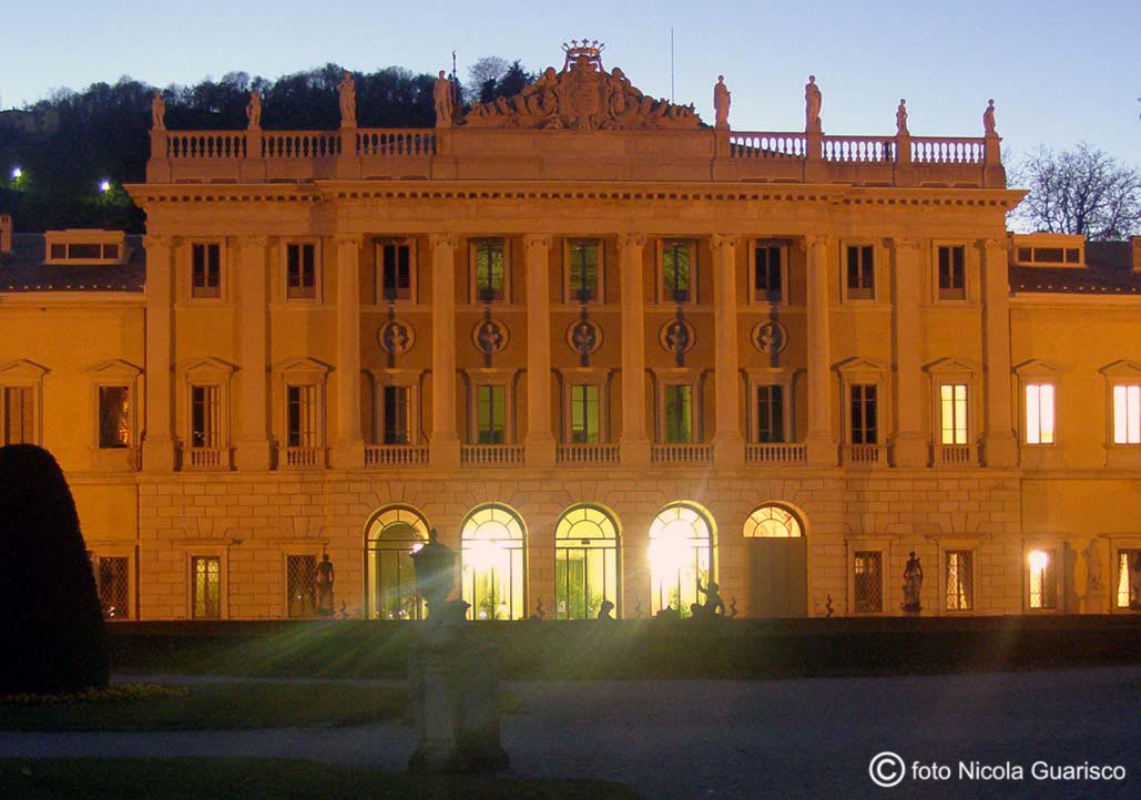 villa olmo sul lago di como di sera o notte, vista della facciata neoclassica ideata da simone cantoni, appartenuta ai visconti