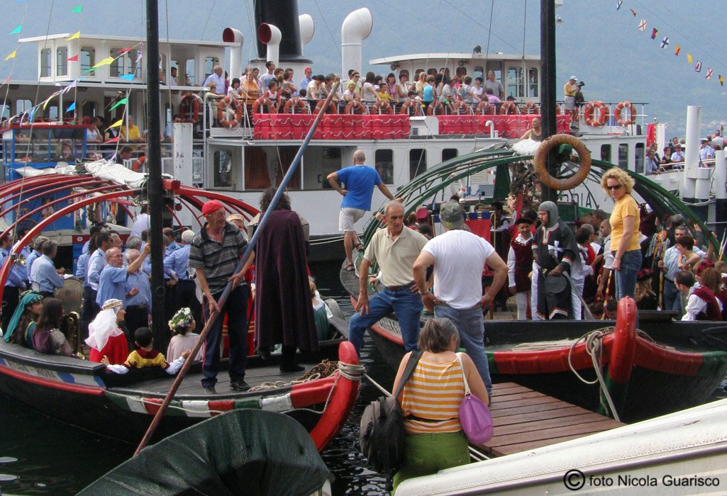 comballi o gondole lariane durante la festa di san giovanni con il piroscafo concordia, barche storiche nei pressi dell'isola comacina