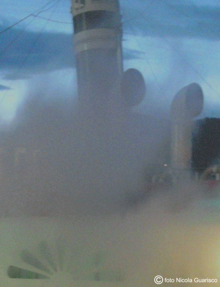 nuvola di vapore nebbia intorno al piroscafo concordia lago di como in navigazione, battello nave a vapore