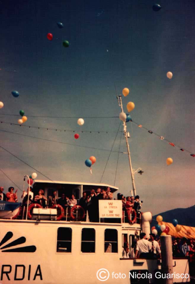 palloncini volanti in cielo nel cinquantesimo della stecca a bordo del piroscafo concordia lago di como in navigazione, battello nave a vapore