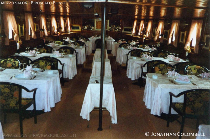 piroscafo plinio, il salone di prima classe con le tavole apparecchiate, storico piroscafo d'epoca della navigazione laghi sul lago di como