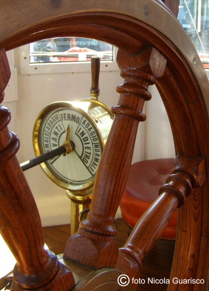 timone a ruota o timoneria con telegrafo di comando nella cabina del piroscafo concordia lago di como in navigazione, battello nave a vapore
