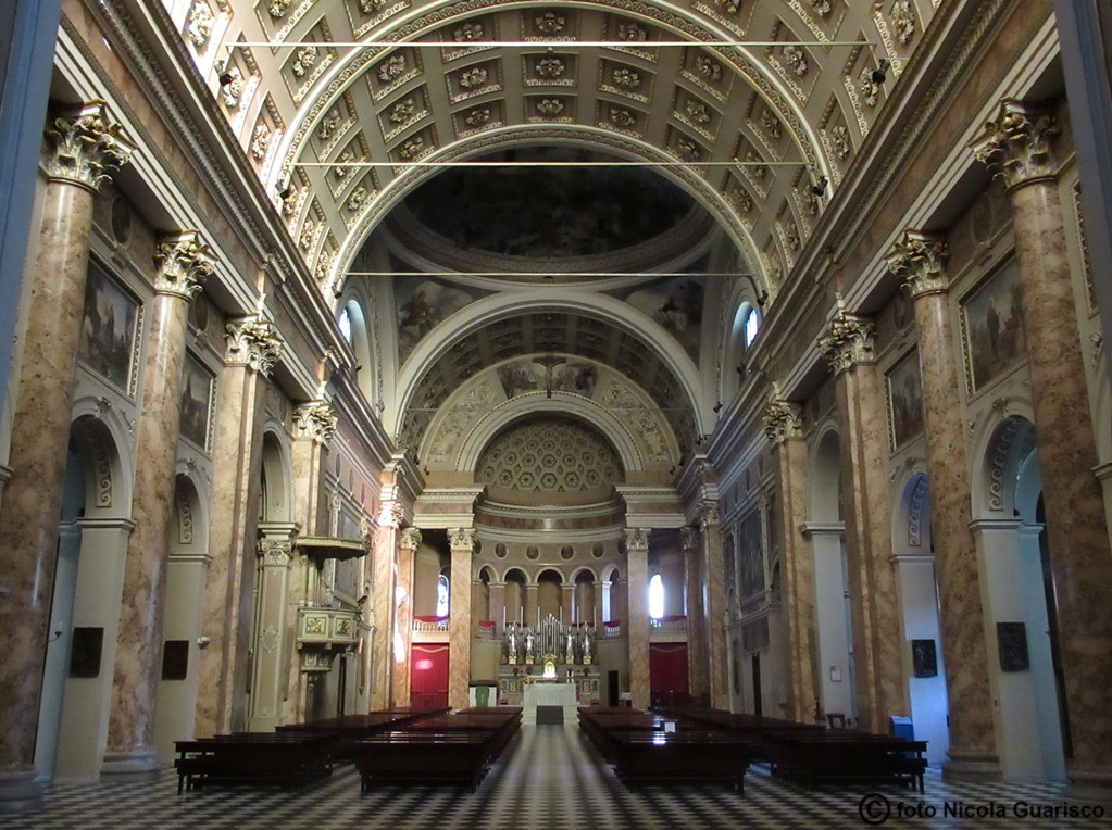 interno e navata principale della basilica chiesa parrocchiale di san nicolò a lecco nel centro storico sul lago di como
