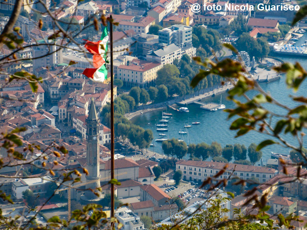 Lecco, lago di como panorama del campanile di san nicolò, del centro storico e del lungolago con le bandiere