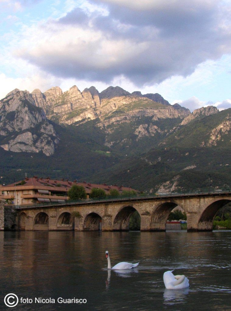 il ponte vecchio azzone visconti sul fiume adda a lecco sul lago di como con lo sfondo del monte resegone
