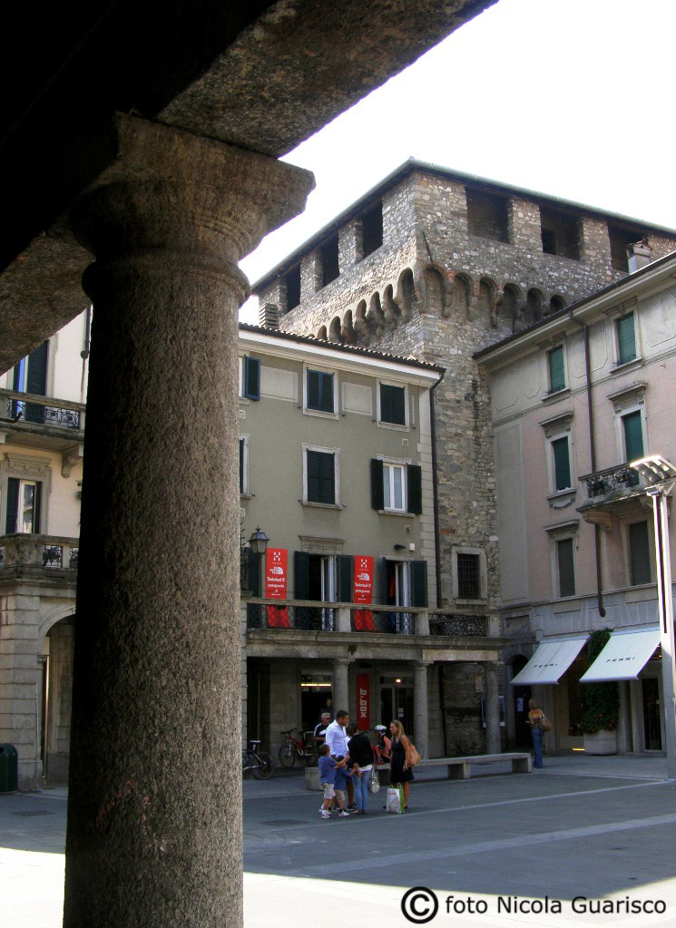 lecco, piazza xx settembre, la torre viscontea di epoca medievale nel centro storico, sede di mostre temporanee dei Musei Civici e dell'Assessorato alla Cultura del Comune di Lecco