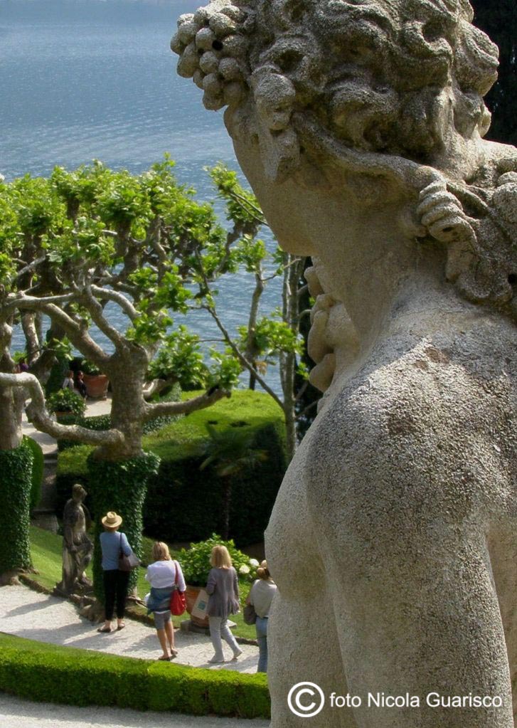 lago di como villa balbianello lenno fai, statua del parco con turisti sullo sfondo, dettaglio, scorcio