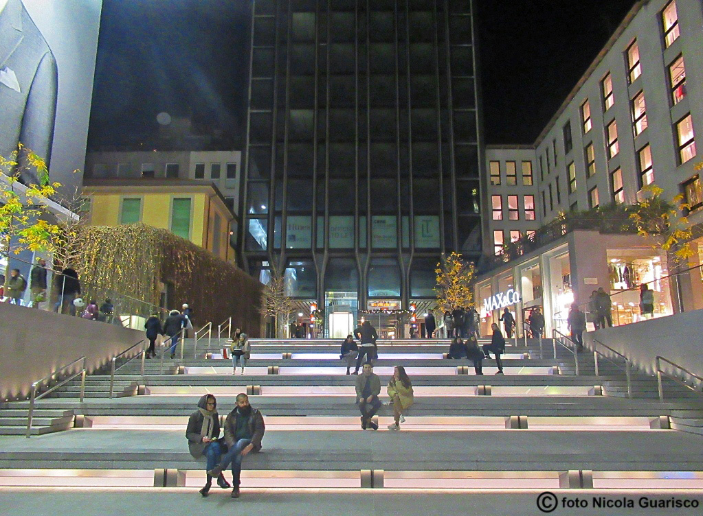 apple store in piazza liberty a milano con la scalinata