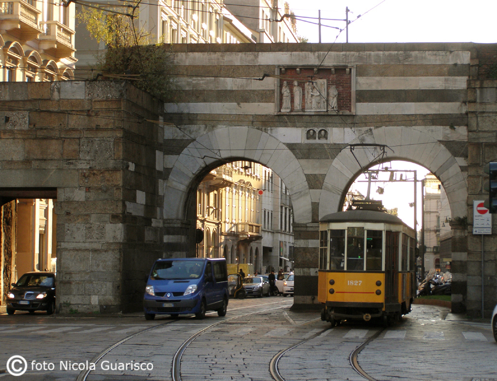 archi di porta vittoria all'inizio di via manzoni con il tram a milano