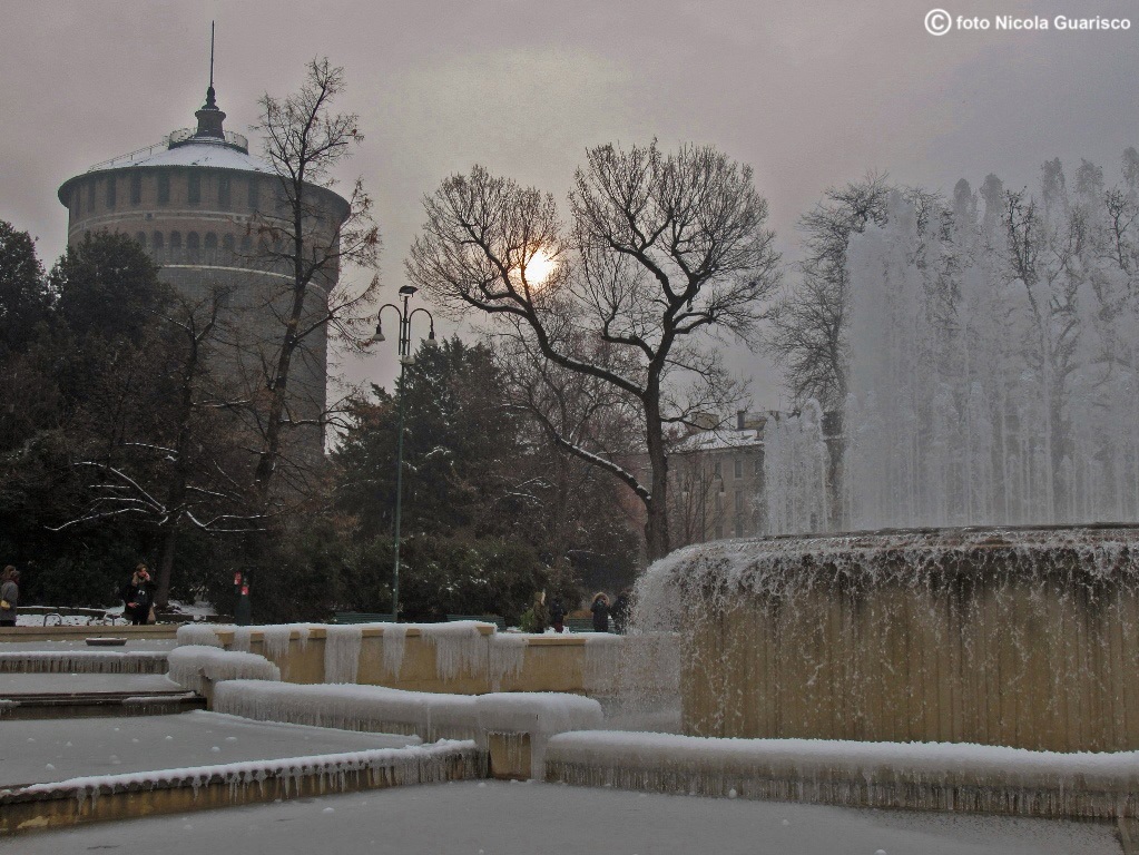 fontana del castello sforzesco ghiacciata in inverno, inverno neve e ghiaccio a milano