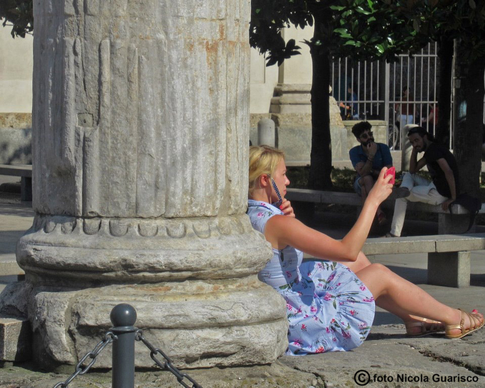 colonne di san lorenzo a milano con una ragazza bionda che si fa un selfie