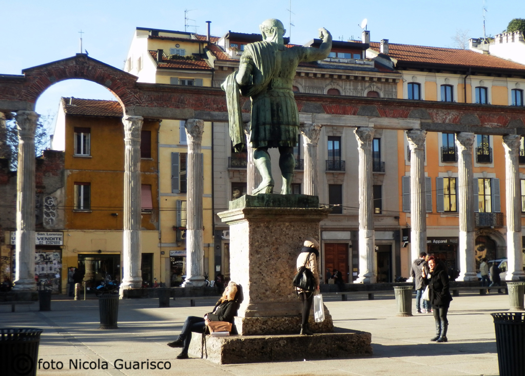 colonne di san lorenzo con la statua di costantino in corso di porta ticinese a milano