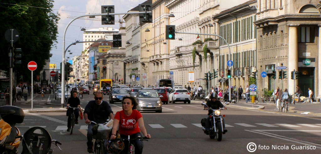 corso venezia con piste ciclabili a milano e biciclette