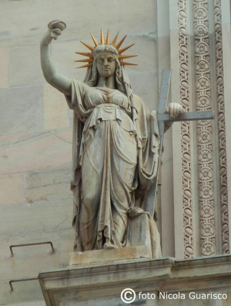 statua della libertà di camillo pacetti sul duomo di milano