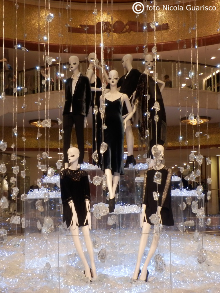 vetrina di alta moda nella via dello shopping montenapoleone a milano