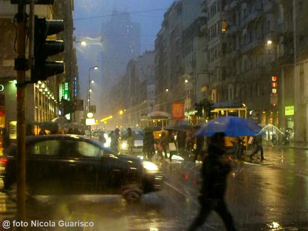 Viale Tunisia all'incrocio con Corso Buenos Aires, giornata uggiosa di pioggia nebbia neve