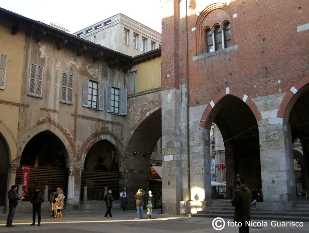 palazzo della ragione in piazza mercanti, medievale piazza a milano