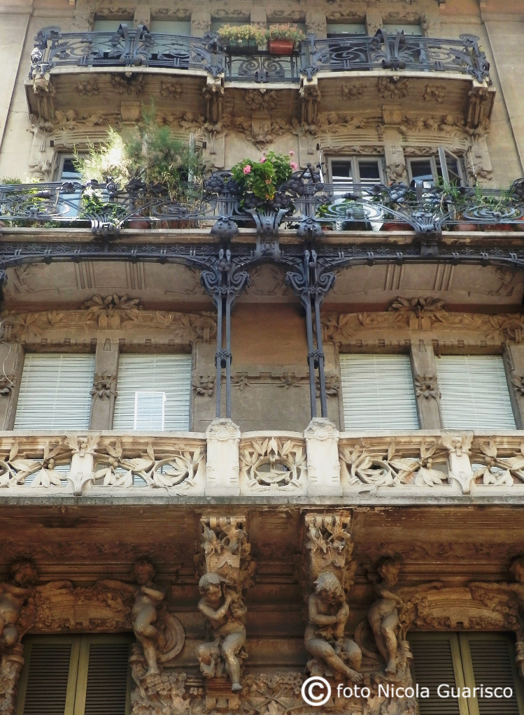 palazzo guazzoni in stile liberty neo gotico in via malpighi a milano