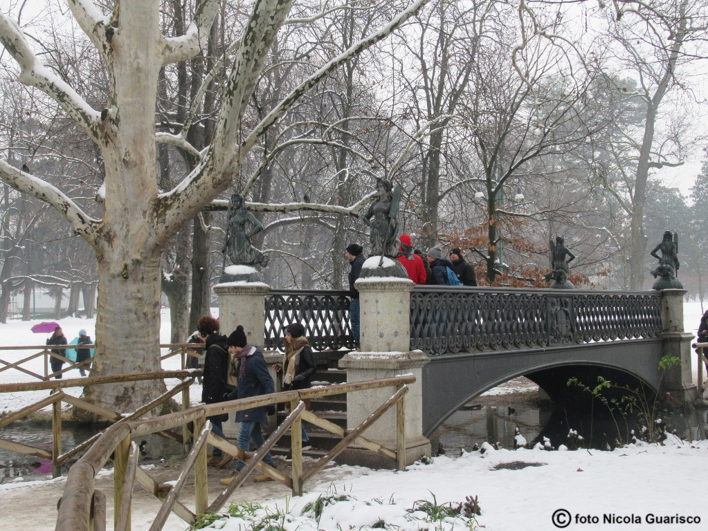 parco sempione a milano in inverno con neve sul ponte delle sirenette
