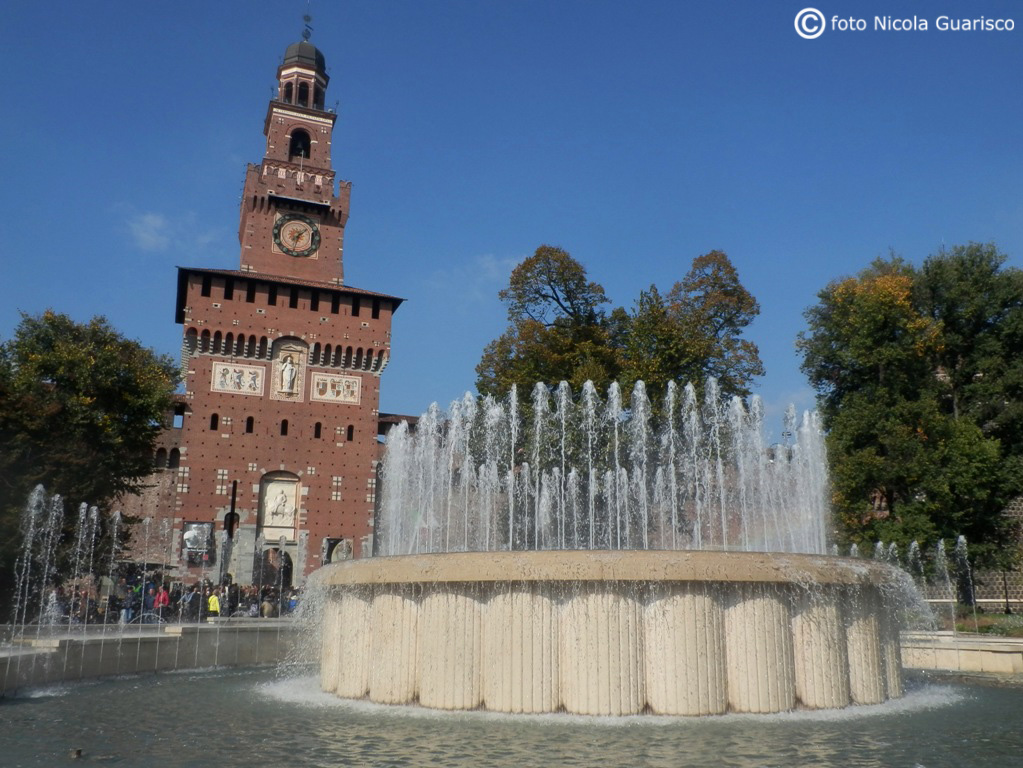 piazza castello sforzesco con la fontana a milano nei pressi di largo cairoli