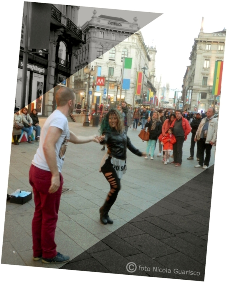 piazza cordusio con artisti di strada e ballerini a milano