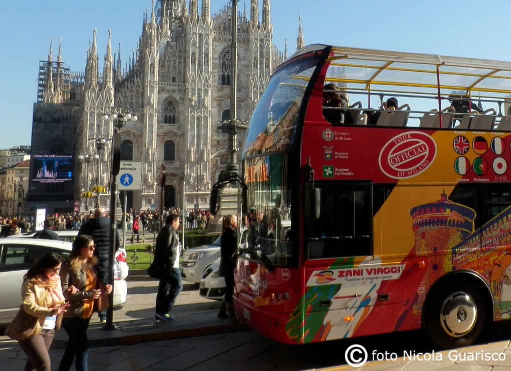 milano bus city sightseeing in piazza duomo