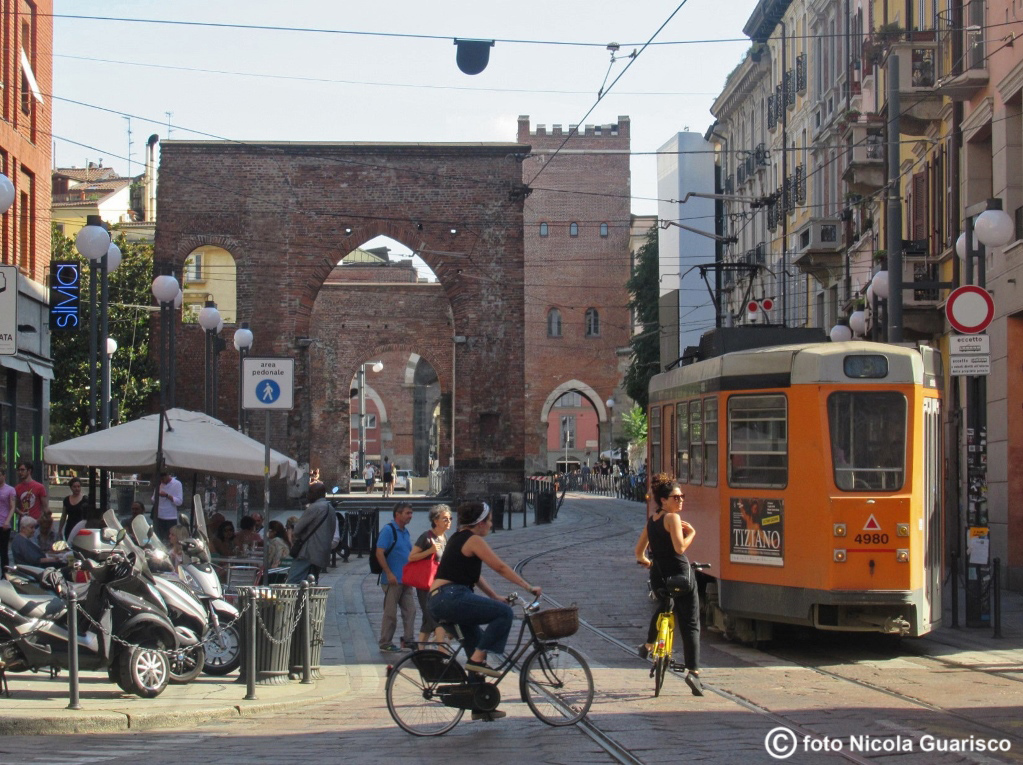 porta ticinese con il tram a milano in zona san lorenzo