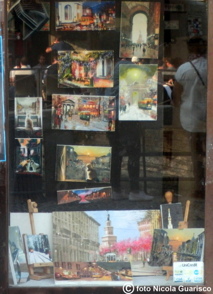 pittori lungo i navigli a milano nel quartiere bohemien con mostre, dipinti, quadri