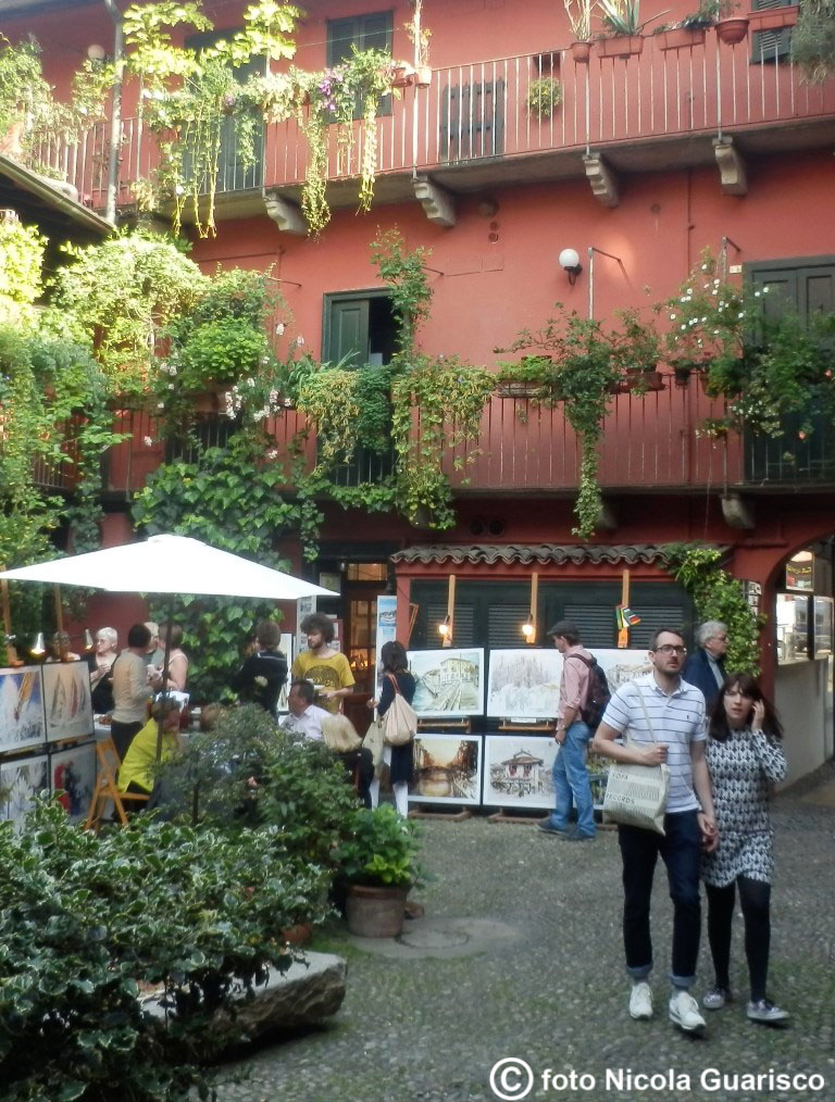 quartiere bohemien lungo i navigli a milano con artisti, quadri e mostre