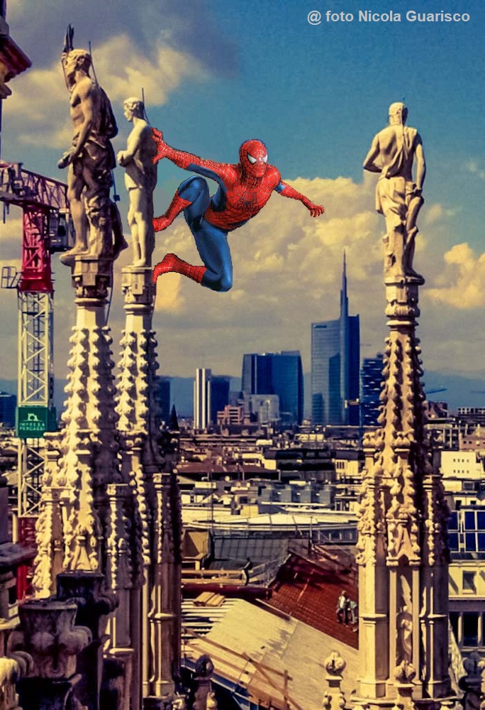 Spiderman Uomo Ragno sul Duomo di Milano