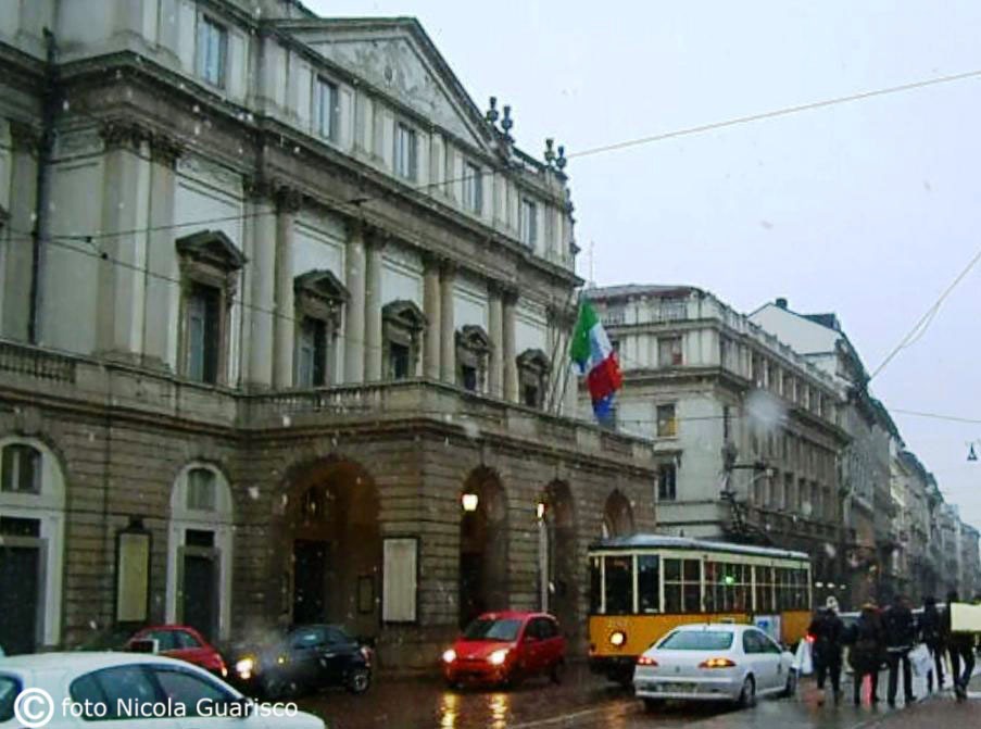 teatro alla scala nella piazza con tram a milano