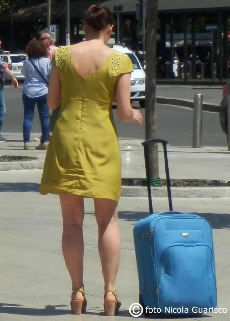 turista o ragazza con trolley a milano