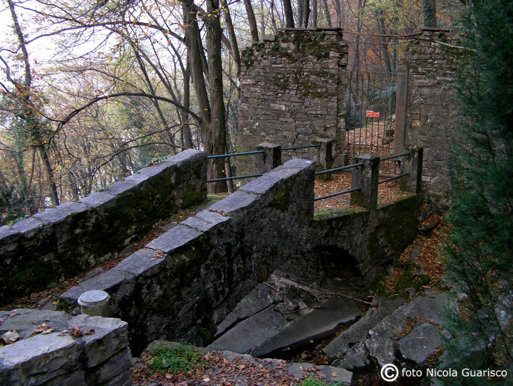 ponte o ponticello davanti all'ingresso di villa pliniana a torno sul lago di como lungo il sentiero nel bosco in autunno