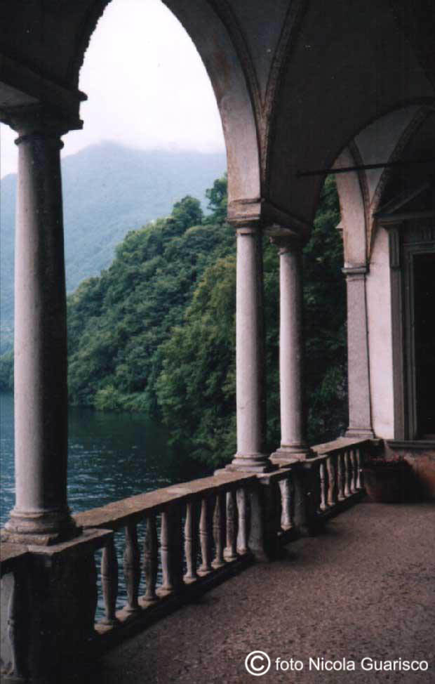 loggiato o loggia con archi e colonne ricordano l'ambientazione di malombra di fogazzaro a villa pliniana a torno sul lago di como