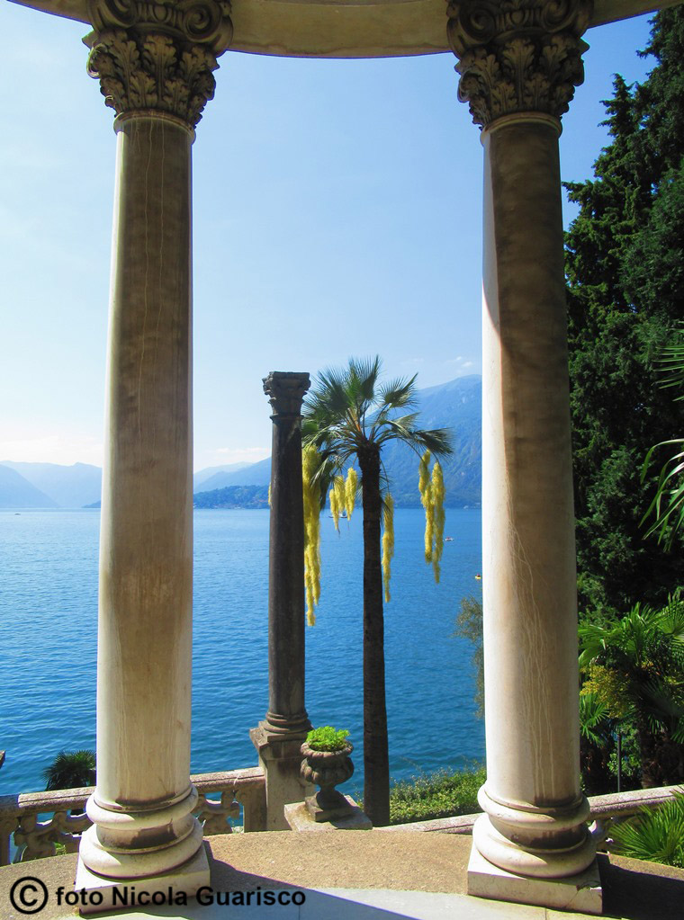 lago di como villa monastero varenna, palme e colonne nel tempio fronte lago