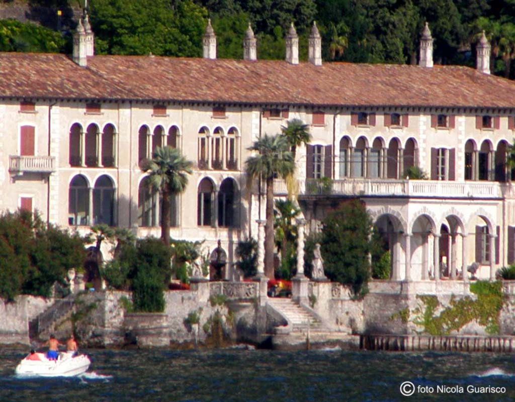 lago di como villa monastero varenna,veduta d'insieme, parco e facciata dal lago