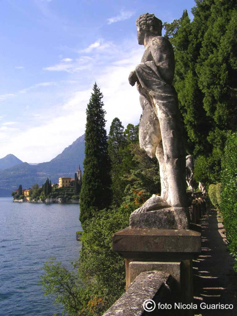 statua all'interno del parco di villa monastero a varenna sul lago di como con lo sfondo di un cipresso