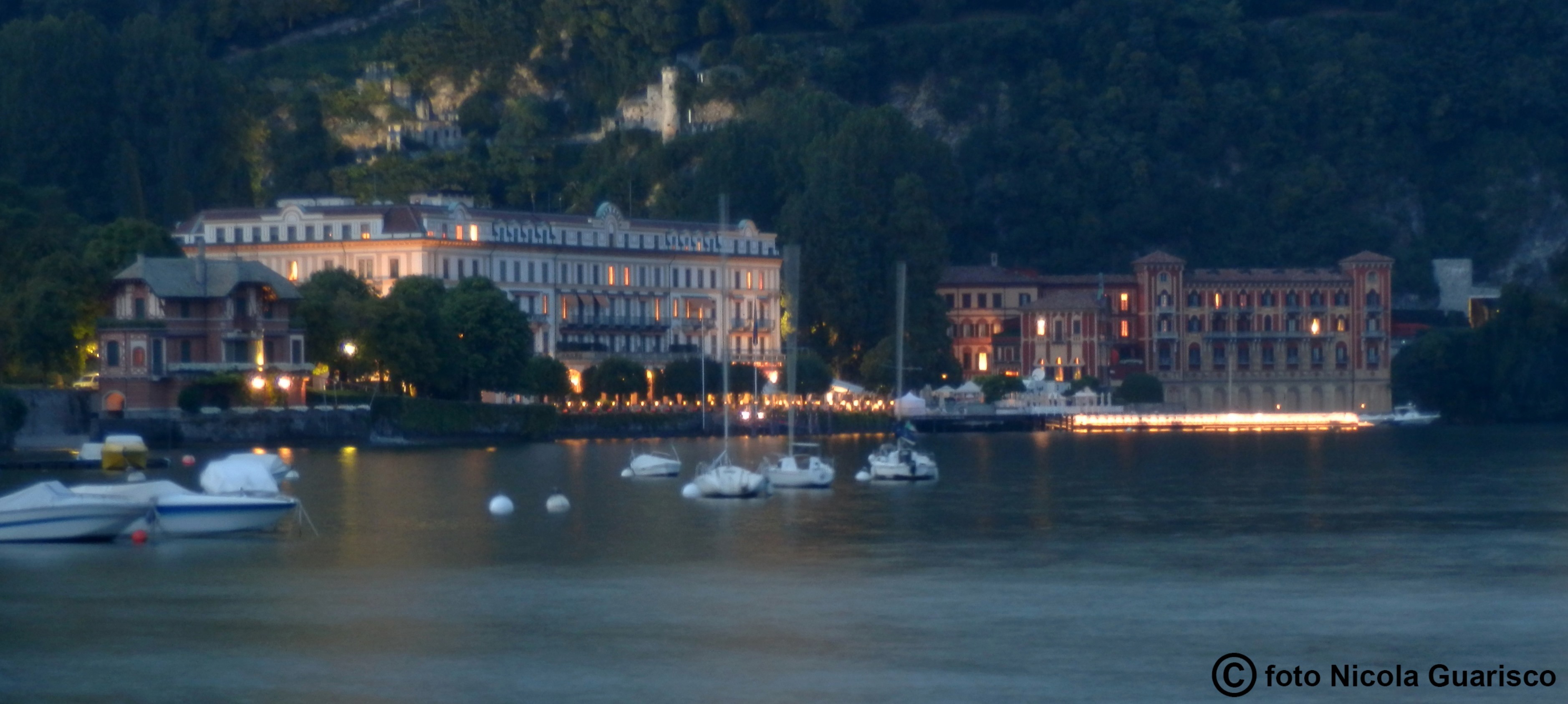 lago di como villa d'este a cernobbio in notturna