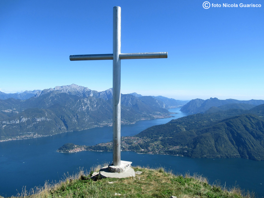 vetta del monte crocione con la croce sulla cima e la vista su bellagio sul lago di como montagne monti lariani monte panorami triangolo lariano in montagna