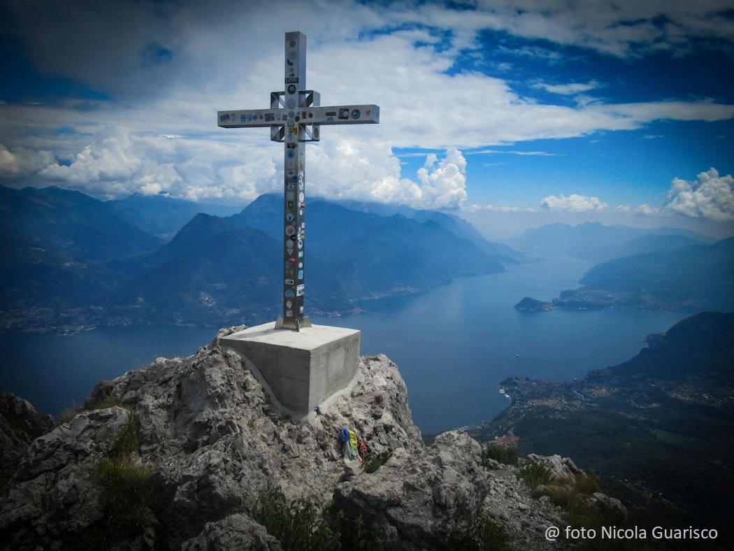 croce sulla vetta del monte grona, panorama dei monti lariani sul lago di como
